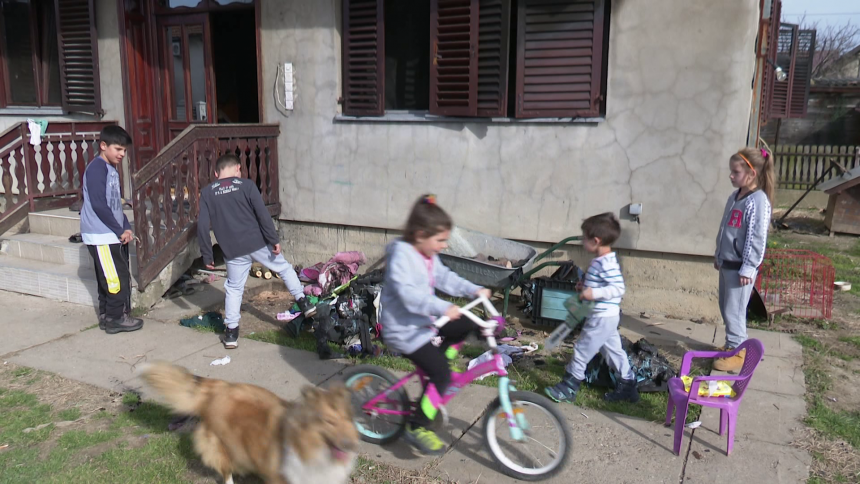 POTREBNA POMOĆ PORODICI IZ BIJELJINE: Četvoro djece bez doma zbog požara (FOTO)