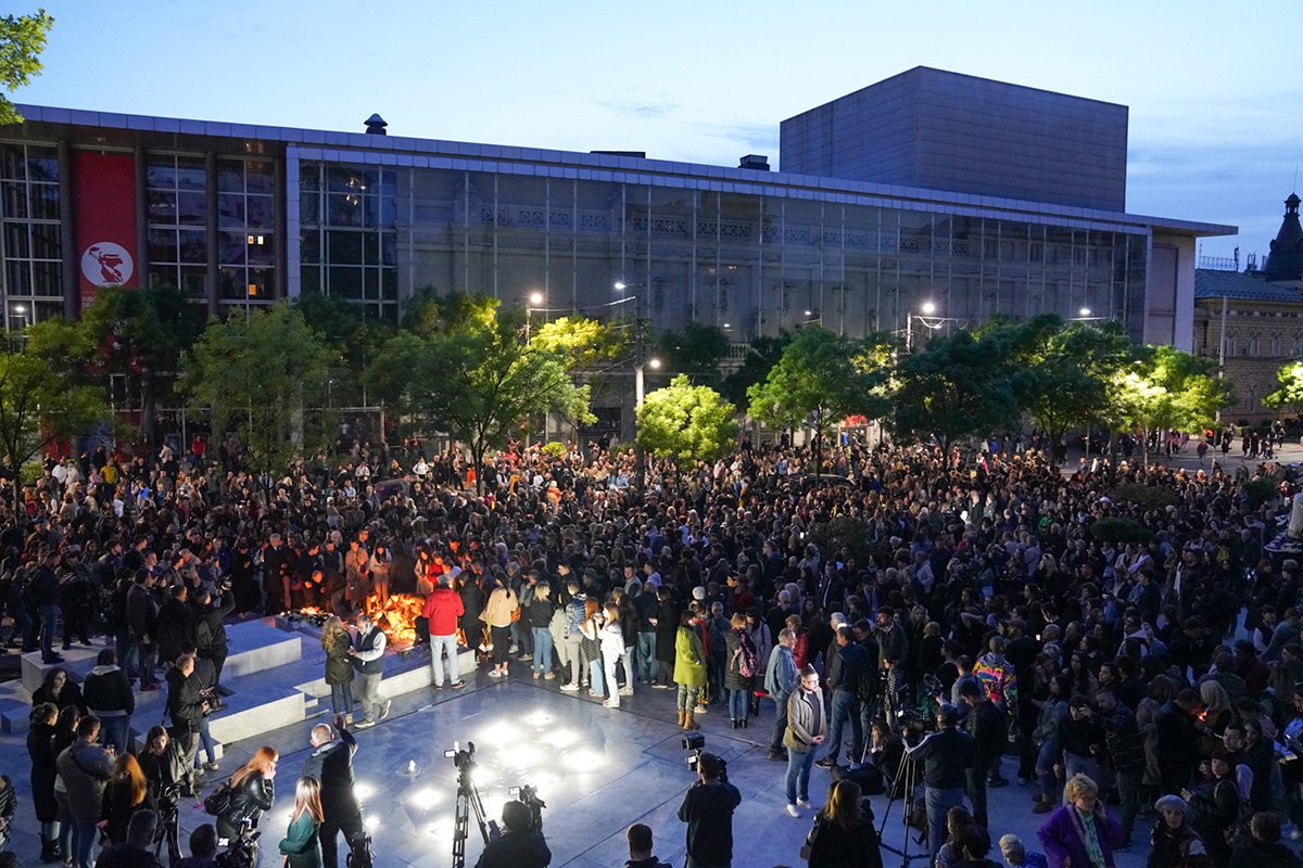 Brojni građani na Cvetnom trgu odaju počast stradalima