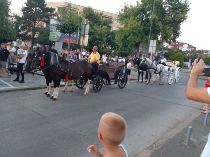 Semberija u ritmu kopita: Najmlađi uživali u fijakerijadi tokom Pantelinskih dana