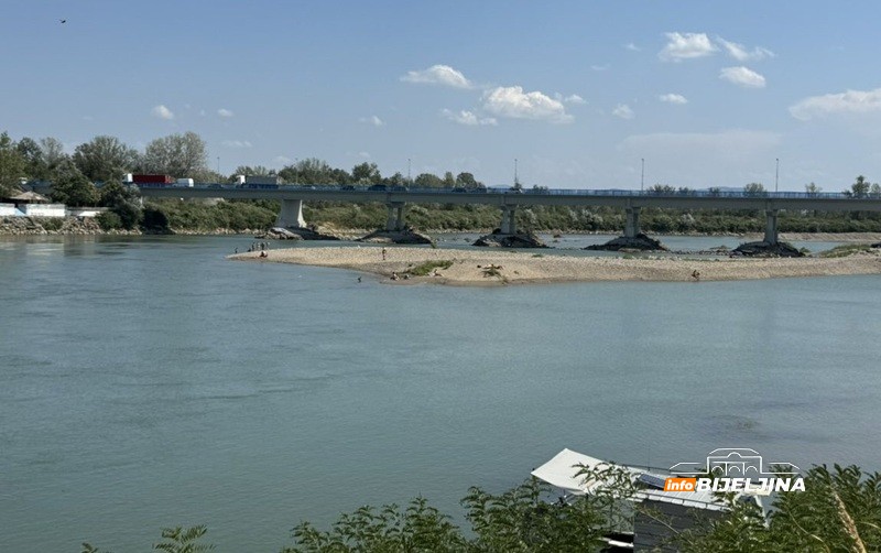 Spas od vrućine: Bijeljinac u Drini rashladio i sebe i konja (FOTO, VIDEO)