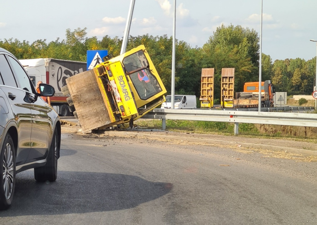 Nezgoda u Bijeljini: Valjak spao sa prikolice, oštećen stub ulične rasvjete  /FOTO/