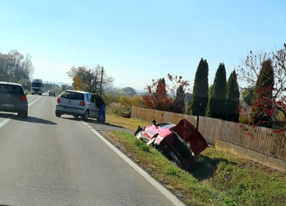 Nezgoda u Suvom Polju, automobil završio u kanalu 