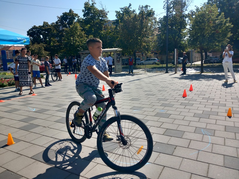 Poligon na bijeljinskom trgu – mališani uče o pravilima u saobraćaju (FOTO)
