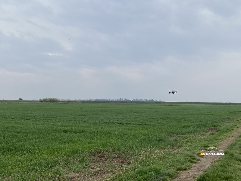 Dron zamijenio traktor u Semberiji: Sav posao završen za 90 minuta, stigla ušteda i znatno veći profit (FOTO)