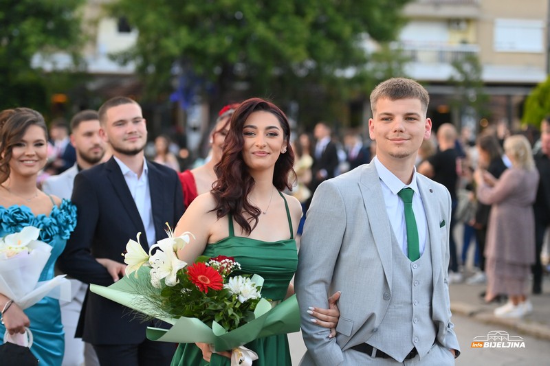 Maturanti Ekonomske i Srednje muzičke škole u Bijeljini večeras slave: Stekli znanje i prijateljstva (FOTO)
