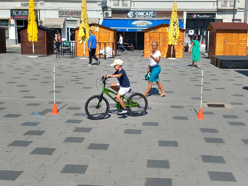 Poligon na bijeljinskom trgu – mališani uče o pravilima u saobraćaju (FOTO)