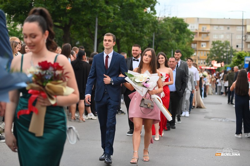 Maturanti Poljoprivredne i medicinske škole Bijeljina zablistali gradskim ulicama (FOTO)