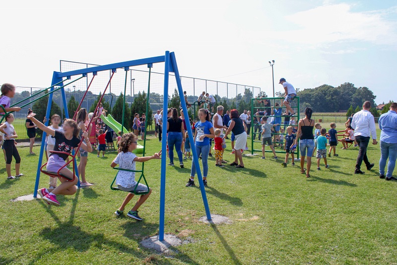 DJECI NA POKLON IGRALIŠTE Zupur i Nešić mališane obradovali školskim priborom i poželjeli da ih bude još više