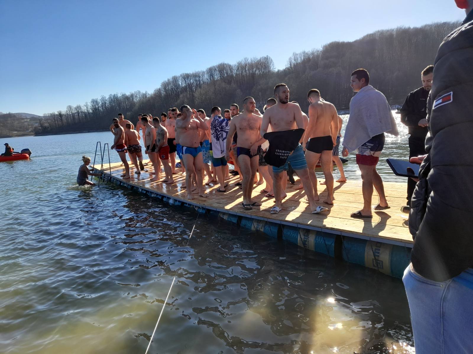 Bijeljinac prvi doplivao do Časnog krsta na jezeru Snježnica (FOTO)