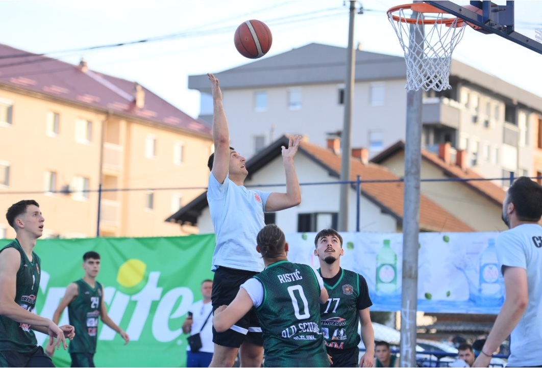 Počela Basket liga Bijeljine: Vrhunska košarka na terenu Radnika (FOTO)