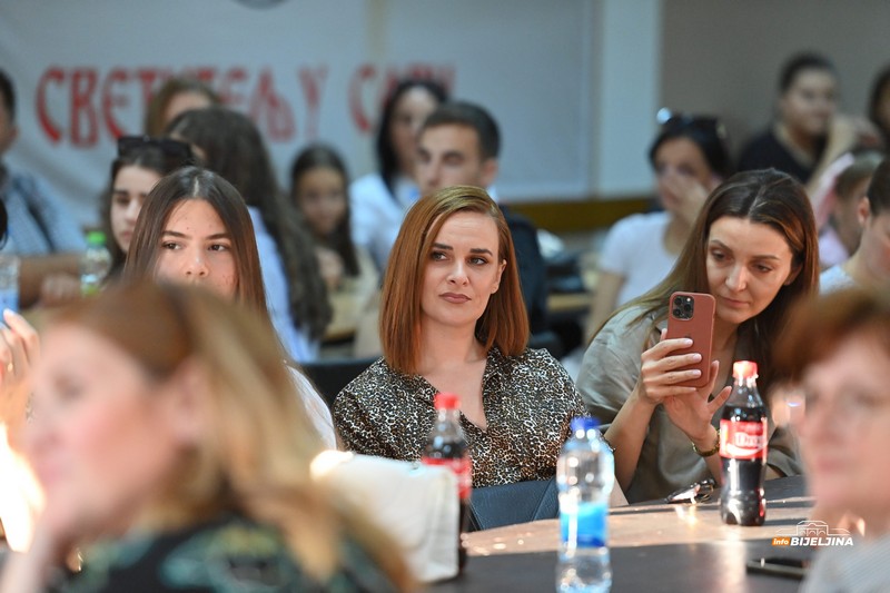 Promovisana knjiga “Kad bi iznijeli sanke” Bijeljinke Jane Čičarove: Mlada književnica izrasta u velikog umjetnika (FOTO)