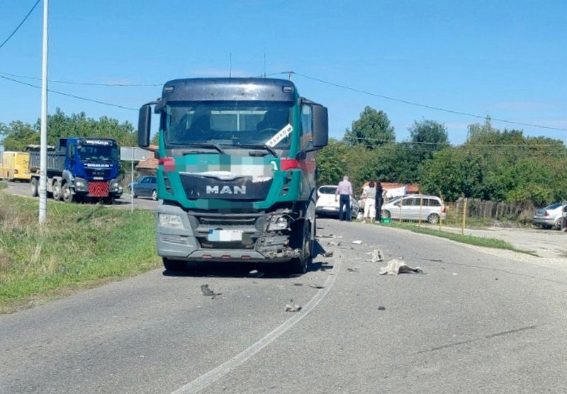 Sudar kamiona i auta kod Bijeljine, usporen saobraćaj (FOTO)