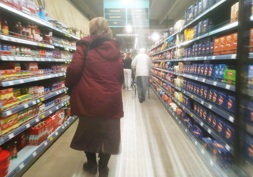 Ženu u marketu radnica GAĐALA HLJEBOM u glavu, a ona sada smišlja osvetu na društvenim mrežama