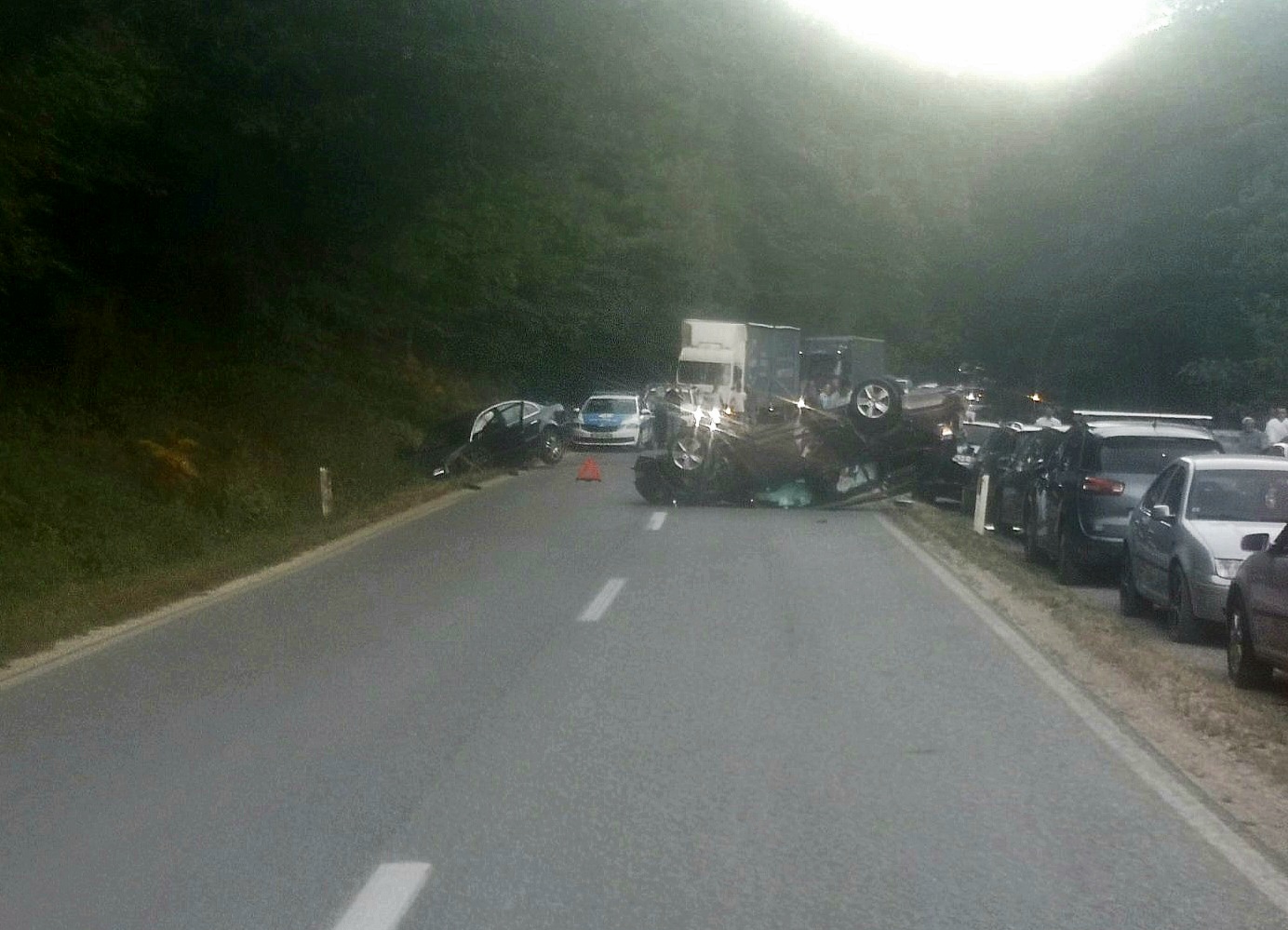 Obustavljen saobraćaj: Težak udes na putu Milići - Vlasenica, auto na krovu (FOTO)