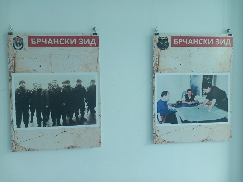 Bijeljina: Otvorena izložba ratnih fotografija „Brčanski zid“ (FOTO)