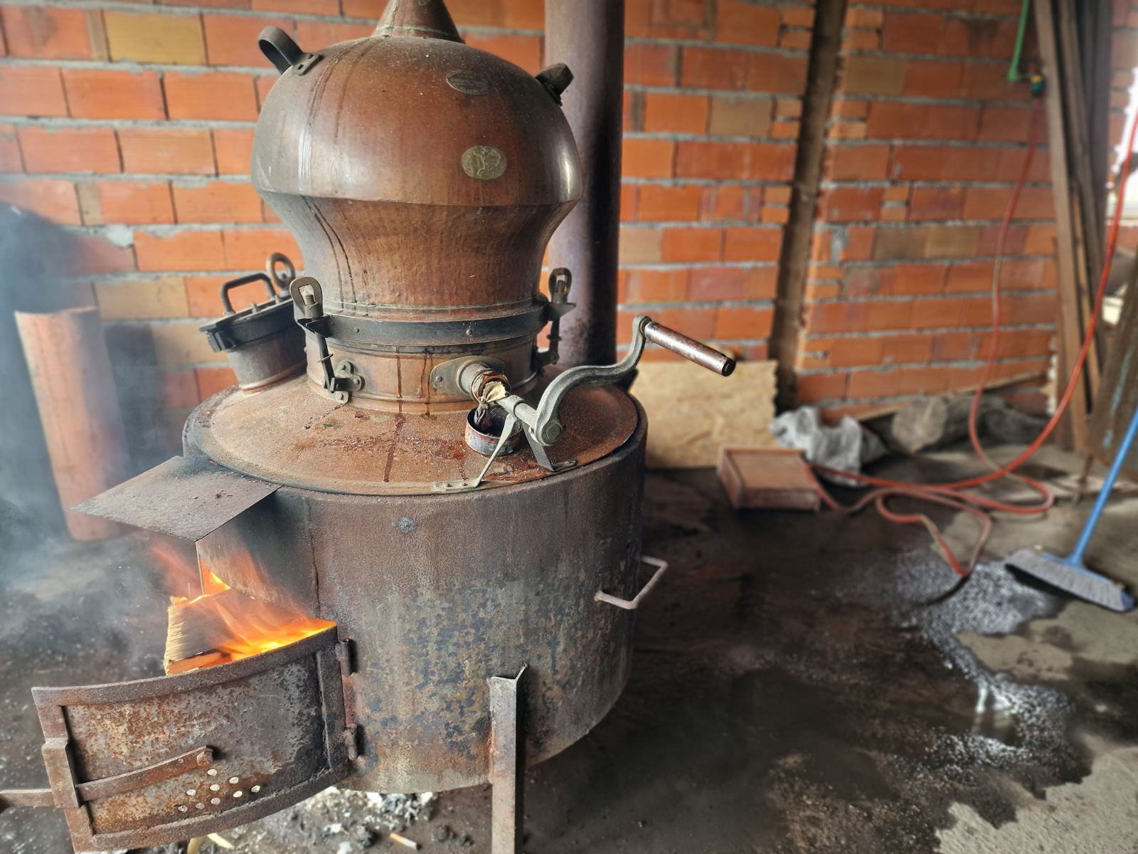BRUJE KAZANI ŠIROM SEMBERIJE I MAJEVICE Naša šljivovica nadaleko poznata (FOTO)