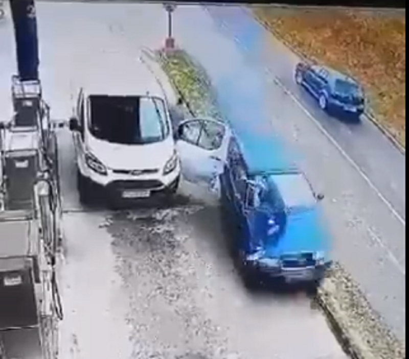 Autom udarila radnika na benzinskoj pumpi (UZNEMIRUJUĆI VIDEO)