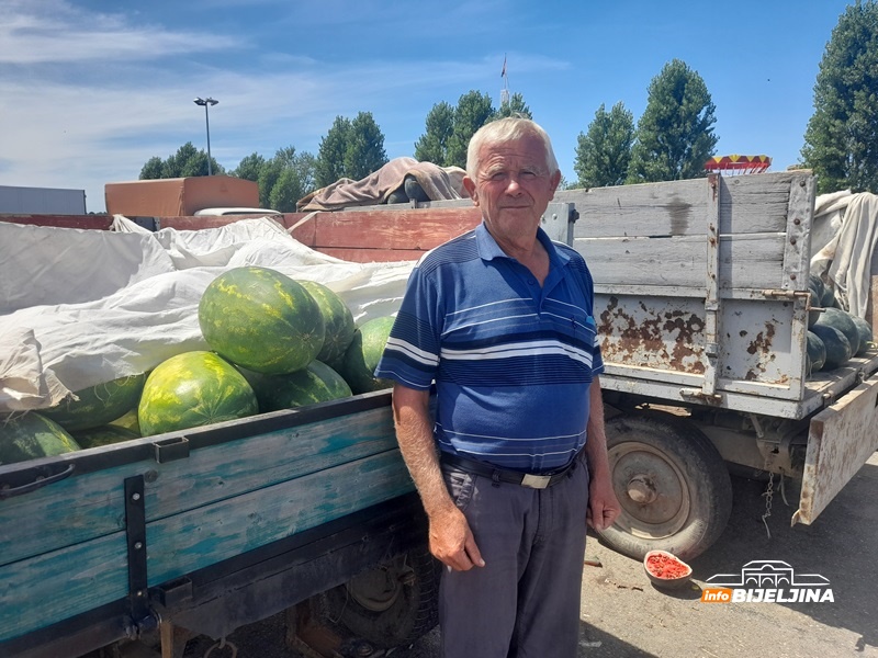 Semberske domaćice već spremile zimnicu: Provjerili smo cijene i ponudu na bijeljinskoj pijaci (FOTO)
