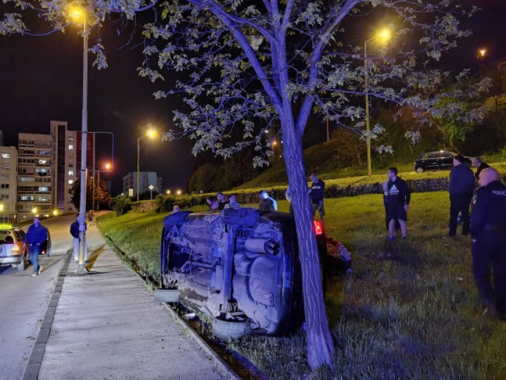 Teška saobraćajna nesreća u Tuzli: Jedna osoba poginula, dvije teže povrijeđene