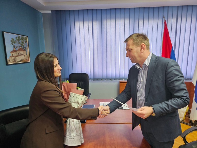 Načelnik Gajić nagradio pobjednicu plivanja za Bogojavljenski krst: Jovanin uspjeh - ponos Ugljevika