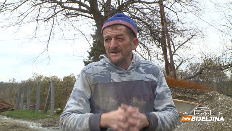 Bunardžija Vlado Tomić sa Majevice kopa gdje god ne mogu mašine: Kad treba pronaći vodu, tu je komšija sa rašljama /FOTO/