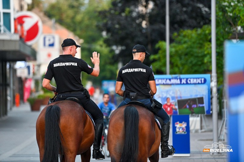 Konjica žandarmerije prodefilovala Bijeljinom, građani im prilazili (FOTO)