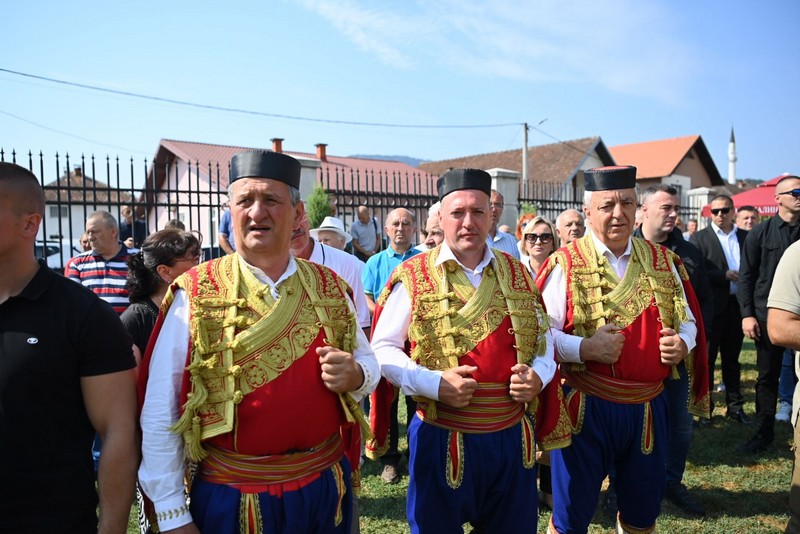 Patrijarh Porfirije služi liturgiju i pomen stradalim Srbima (FOTO)