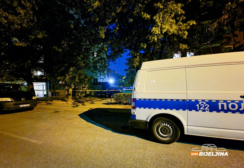Detalji brutalnog napada u Bijeljini: Ormarima blokirao vrata da ne može ući policija (FOTO)