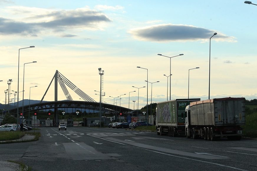 PONOVO OTVOREN PRELAZ IZAČIĆ Saobraćaj bio obustavljen zbog pada sistema u Hrvatskoj