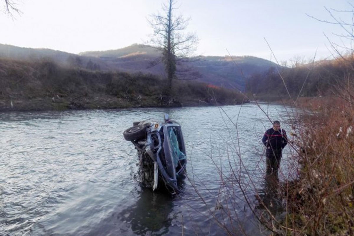 Žena autom sletjela u Vrbanju, spasena brzom akcijom policije