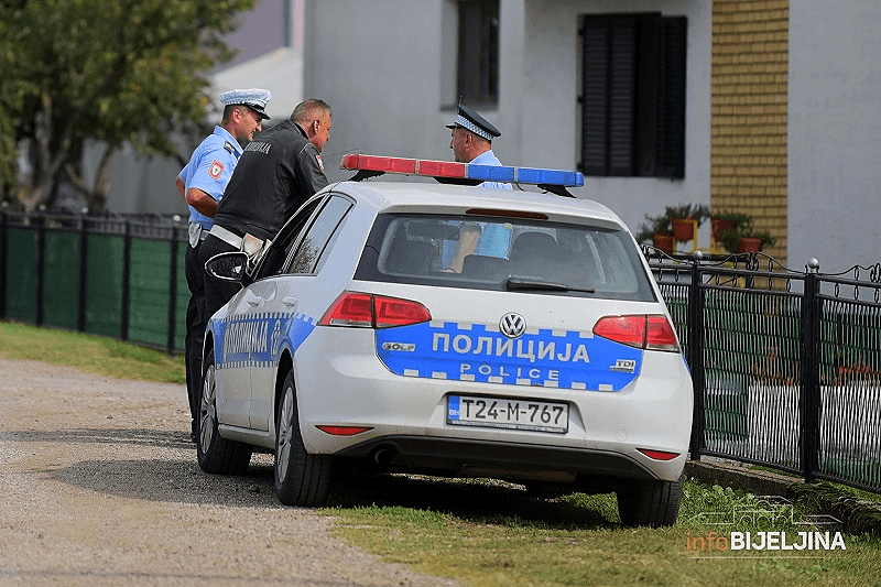 Bijeljina: Gurnuo oca na drva i prijetio da će ga ubiti do mraka
