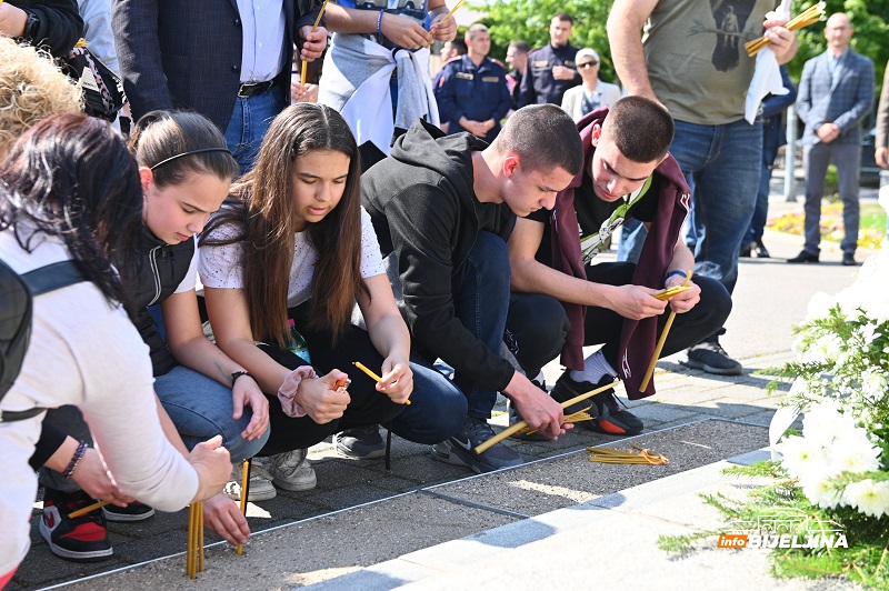 Građani Bijeljine prislužuju svijeće u centru grada (FOTO, VIDEO)