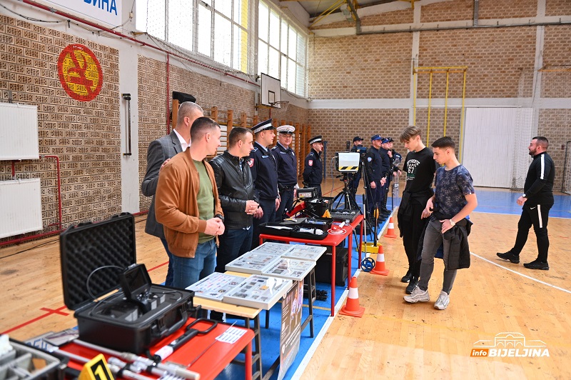 Bijeljina: Promovisana Srednja škola unutrašnjih poslova, trenutno potrebno stotine policajaca (FOTO)