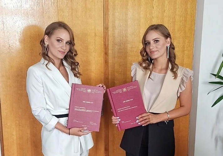 Bliznakinje Katarina i Kristina Pavlović diplomirale isti dan na FPE Bijeljina