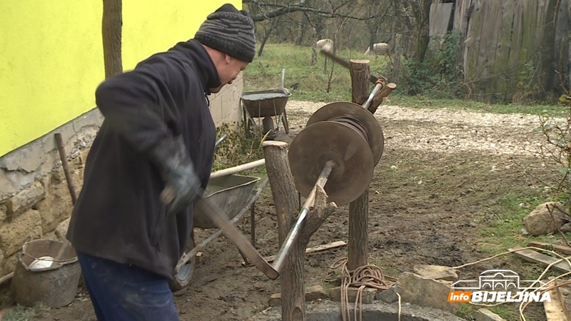 Bunardžija Vlado Tomić sa Majevice kopa gdje god ne mogu mašine: Kad treba pronaći vodu, tu je komšija sa rašljama /FOTO/
