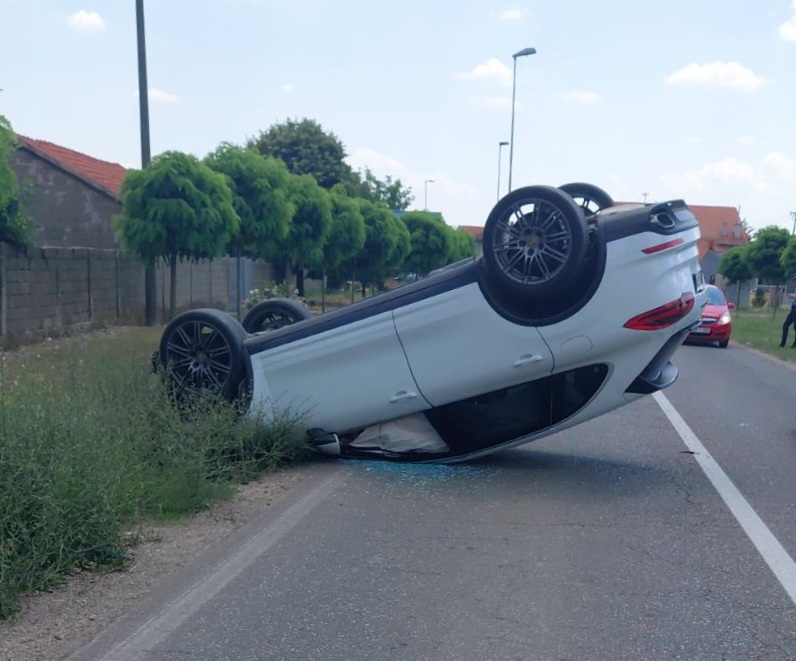 Detalji udesa kod Bijeljine: Auto prevrnut nakon zakucavanja u banderu, vozač u bolnici (FOTO)