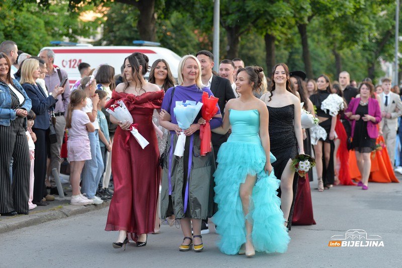 Počele maturske proslave u Bijeljini: Gimnazijalci uljepšali grad (FOTO)