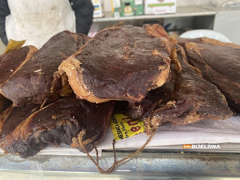 Na pijacu u Bijeljini stiglo čuveno suvo meso iz Visokog: Stelja košta do 45 maraka, ali ko proba - ne ide praznih ruku (FOTO)