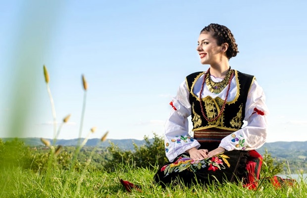 SUTRA JE VIDOVDAN: Djevojke pod jastuk večeras treba da stave 3 stvari