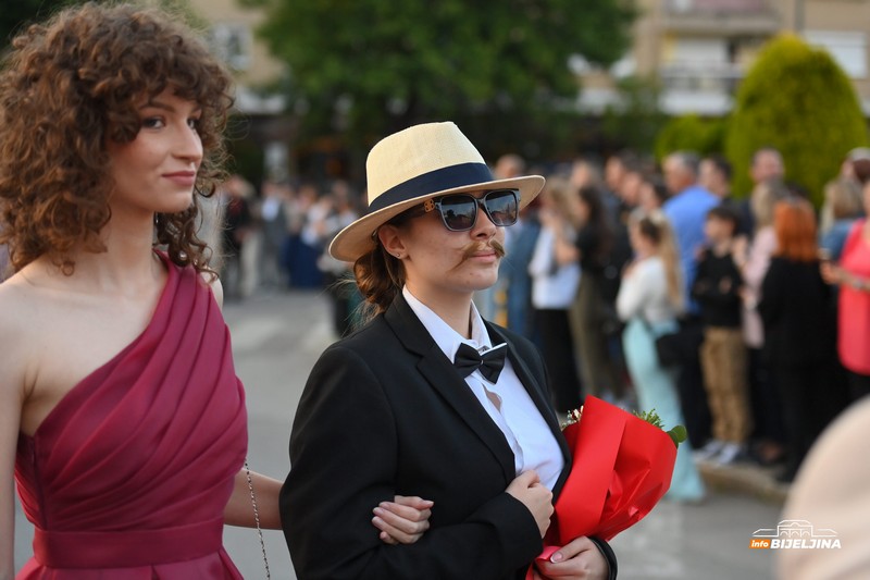 Maturanti Tehničke škole proslavljaju maturu: Ulice Bijeljine odišu glamurom (FOTO)