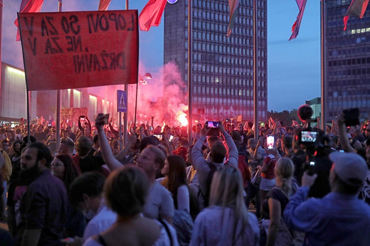 Protesti u Sloveniji:Demonstranti bacali baklje na zgradu parlamenta