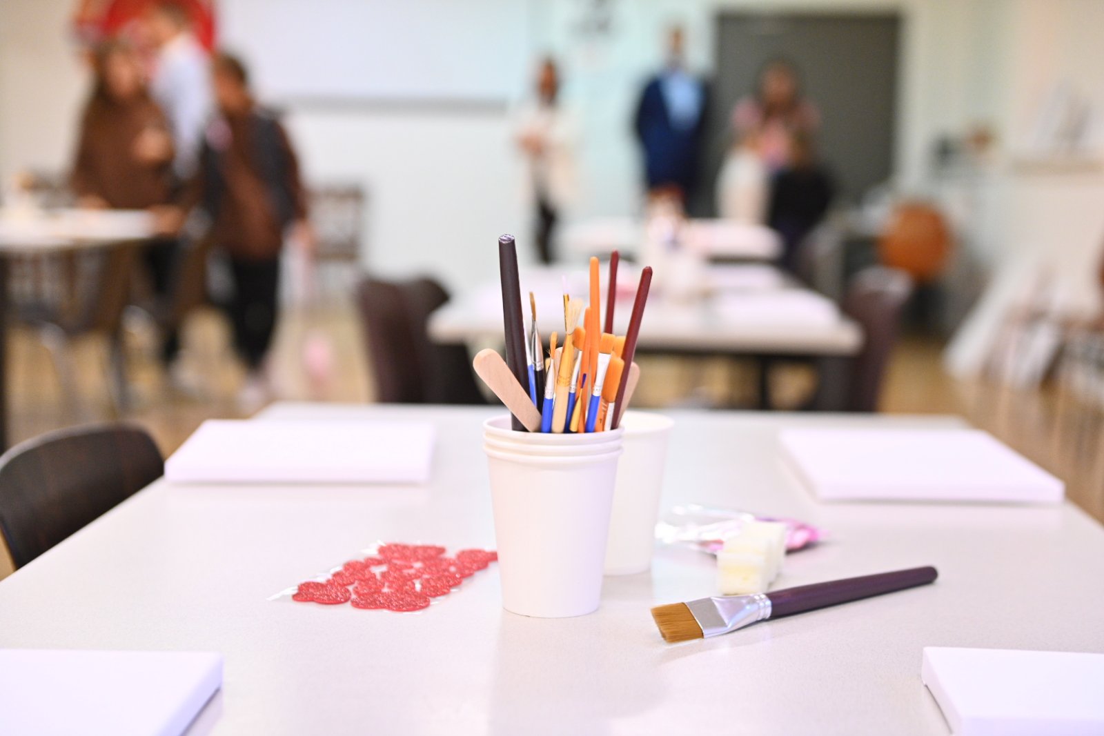 Humanitarna slikarska radionica u Beču: Prikupljaju novac za djecu sa Kosova (FOTO)