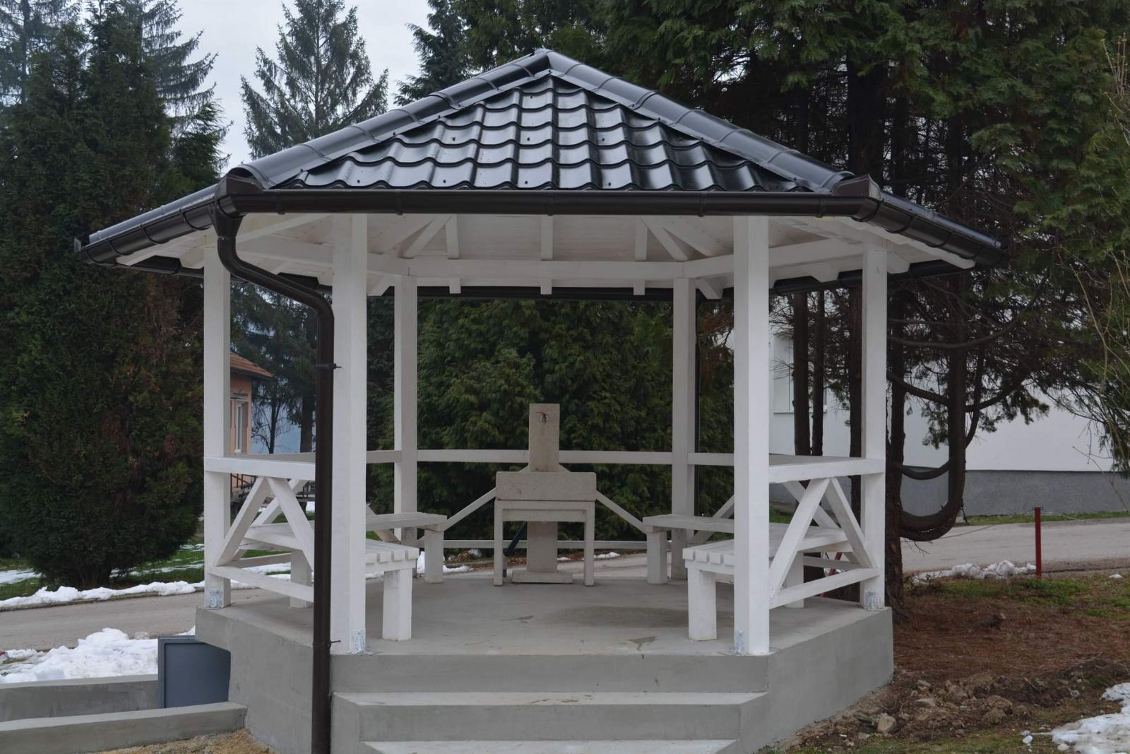 Završeni radovi na rekonstrukciji vodovodne mreže Doma zdravlja Lopare (FOTO)