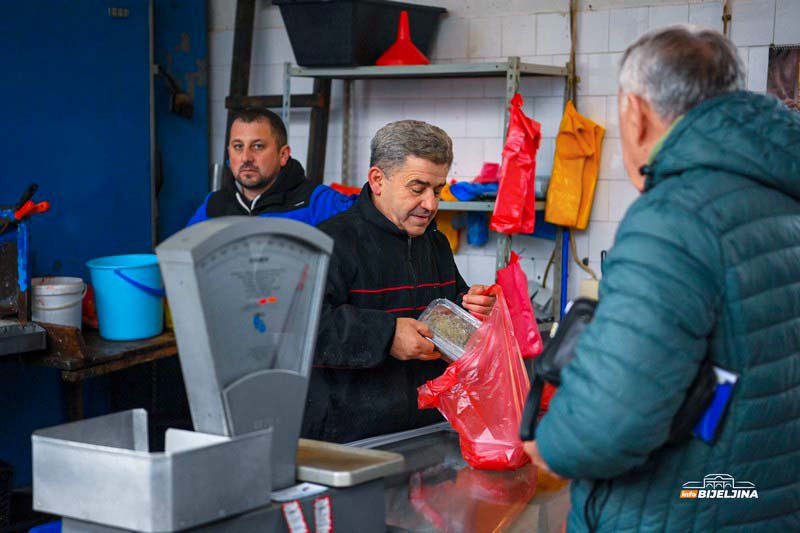 Počeo božićni post: Provjerili smo cijene ribe u Bijeljini (FOTO)