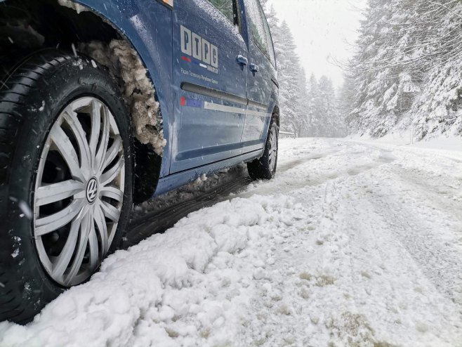 VOZAČI OPREZ! Snijeg otežava saobraćaj u mnogim predjelima 