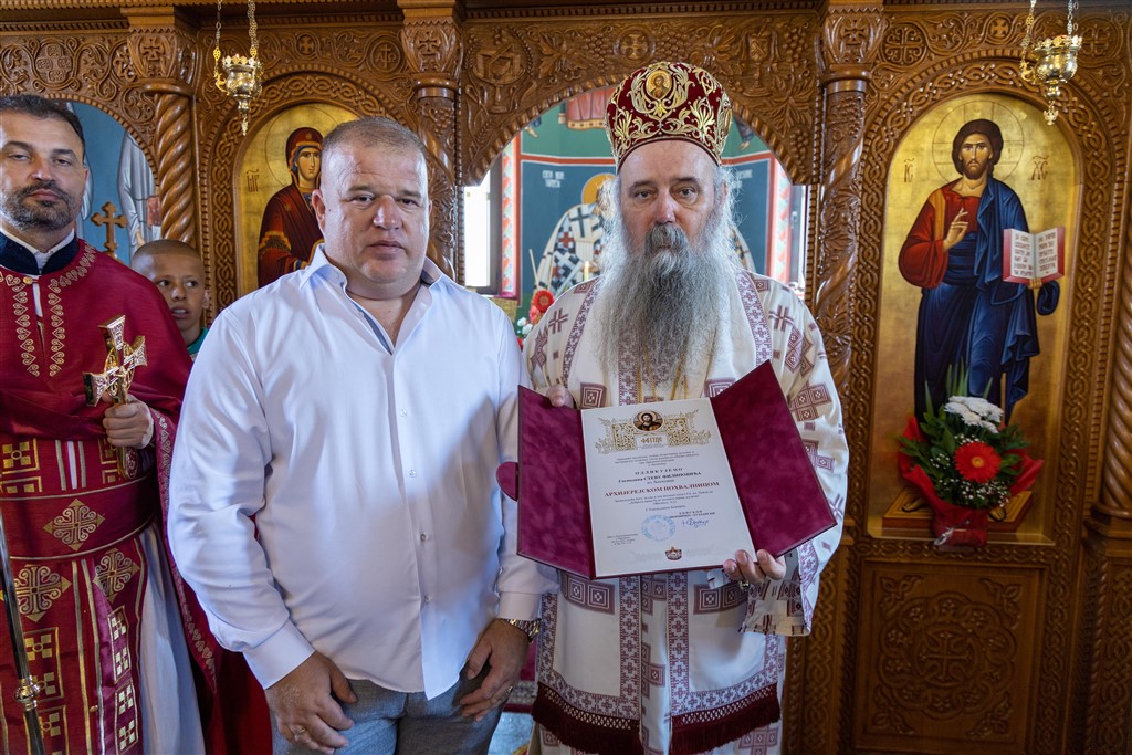 EPISKOP FOTIJE DONIO MOŠTI SVETE MARINE U LJESKOVAC Kumovale sestre Filipović, njihovom ocu odlikovanje