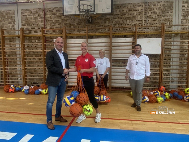 U bijeljinskoj gimnaziji srećni zbog podrške: Sportsku opremu dobile 283 škole u RS, uloženo 300.000 KM (KM)