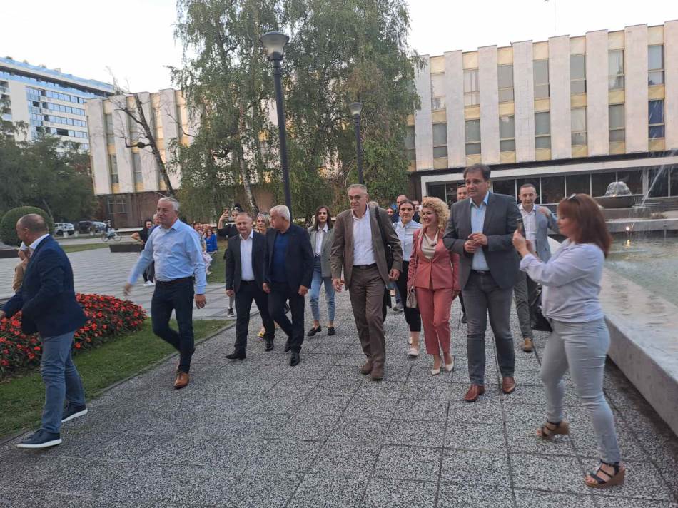 Uprkos policijskoj zabrani: Opozicija se okupila ispred NSRS na 