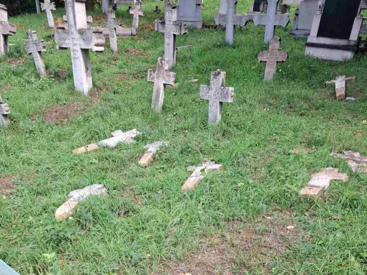 Polupani spomenici na groblju u Zenici čekaju pravdu i novac