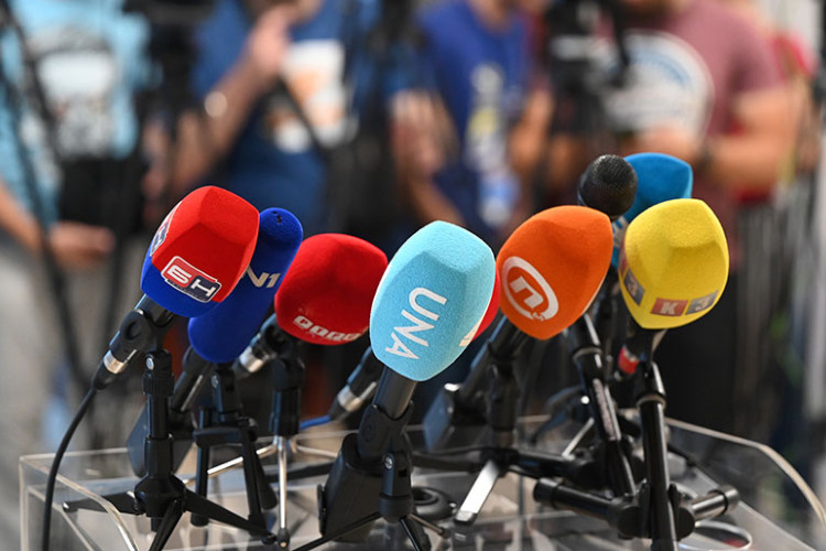 CIK kažnjavanje partija zbog preuranjene kampanje doveo do apsurda